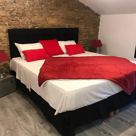 Отель O Petit Нёвиль-сюр-Саон